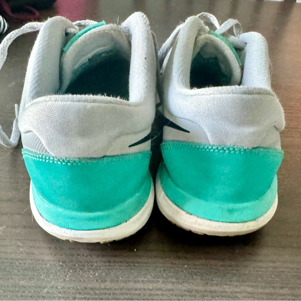 Nike Women’s Light Gray and Teal Athletic Sneakers - Picture 3 of 5